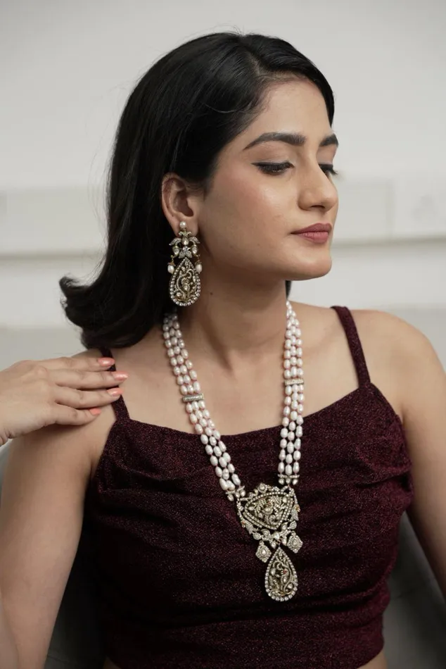 Earrings Uma Rajwada Inteicate Antique Gold Set Light Weight Long Earrings attrangi Earrings Uma Rajwada Inteicate Antique Gold Set Light Weight Long Earrings attrangi