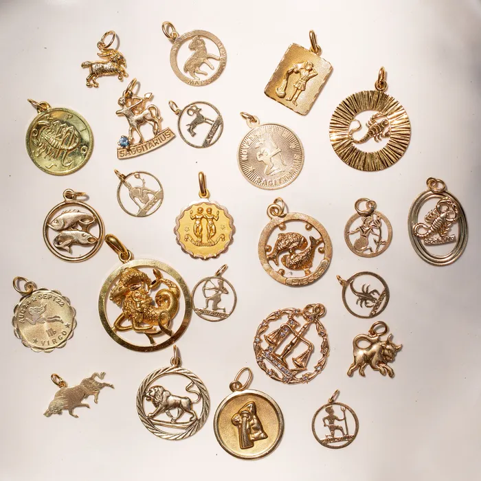 Vintage PreStyled Sets Scorpio 18k Gold Coin Zodiac Charm