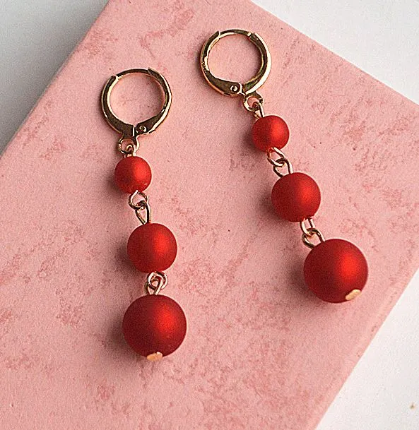 E820 Gold Red Pearl Dangle Earrings 02 Earrings