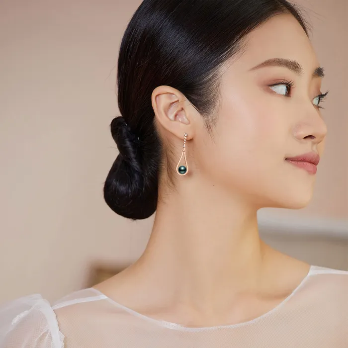 Earrings Pearly Lustre Elegant Tahitian Saltwater Pearl Earrings WE00393