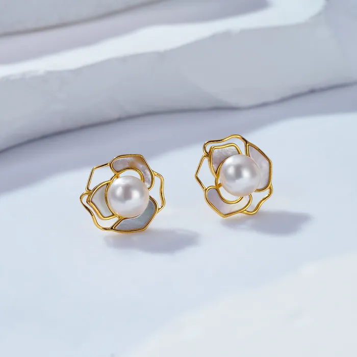 Pearly Lustre Elegant Freshwater Pearl Earrings WE00373 GARDENS Earrings