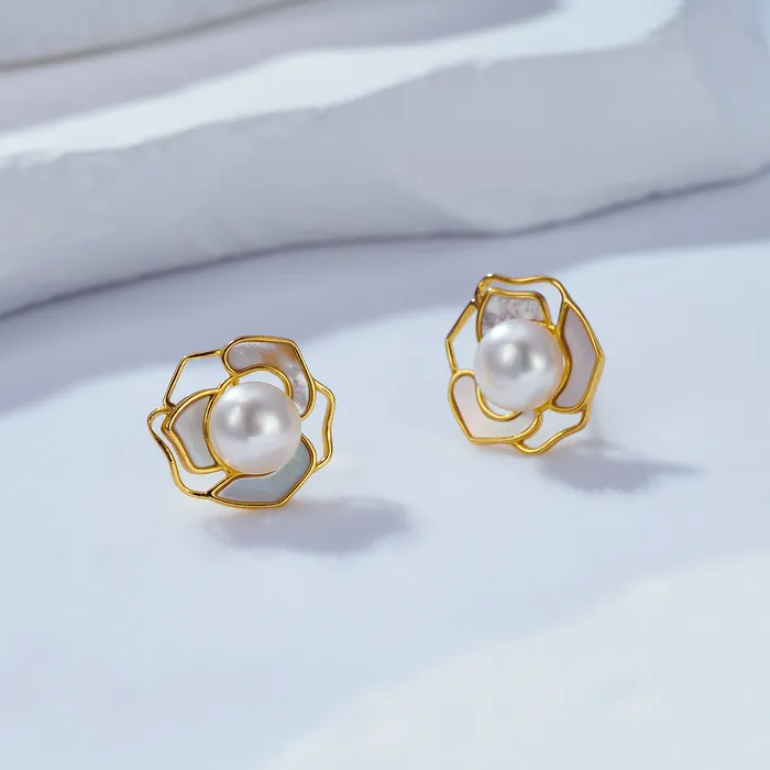 Pearly Lustre Elegant Freshwater Pearl Earrings WE00373 GARDENS Earrings