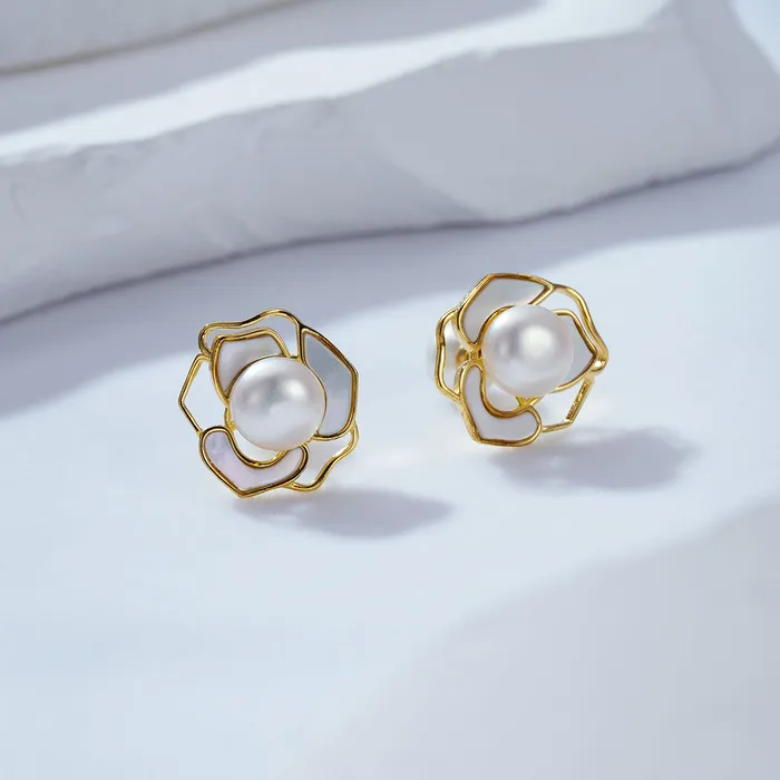 Pearly Lustre Elegant Freshwater Pearl Earrings WE00373 GARDENS Earrings