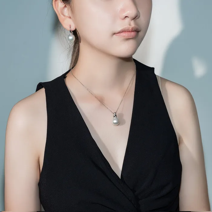 Pearly Lustre Necklaces 18K Solid Gold Australian White Diamond Saltwater Pearl Necklace KN00136
