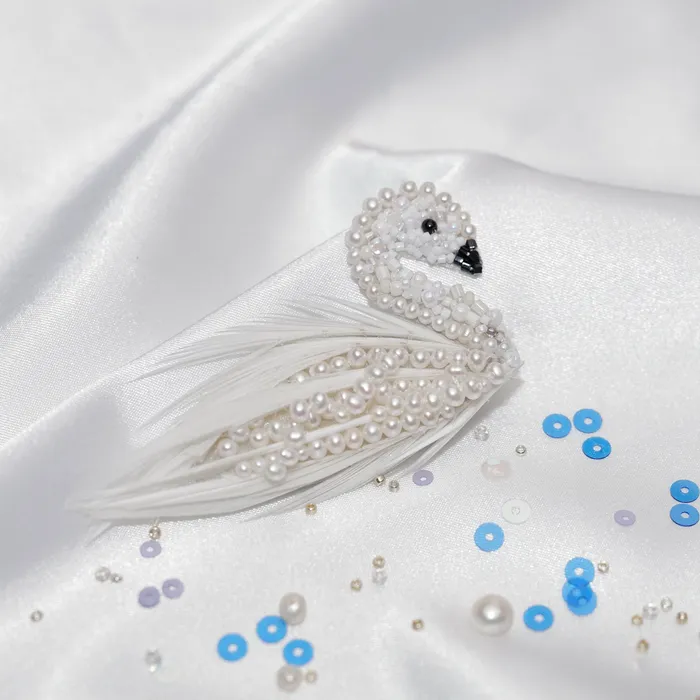 Pearly Lustre Necklaces Passion for Life French Embroidery Freshwater Pearl Brooch WC00014