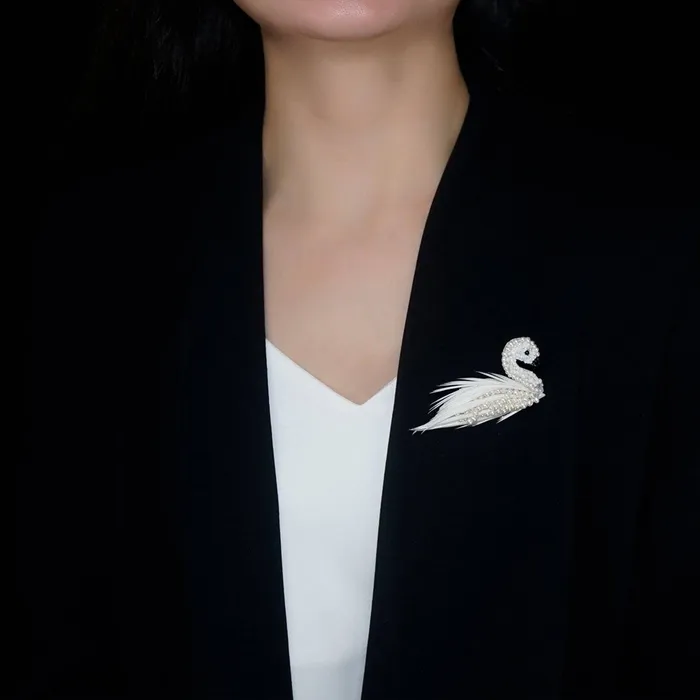 Pearly Lustre Necklaces Passion for Life French Embroidery Freshwater Pearl Brooch WC00014