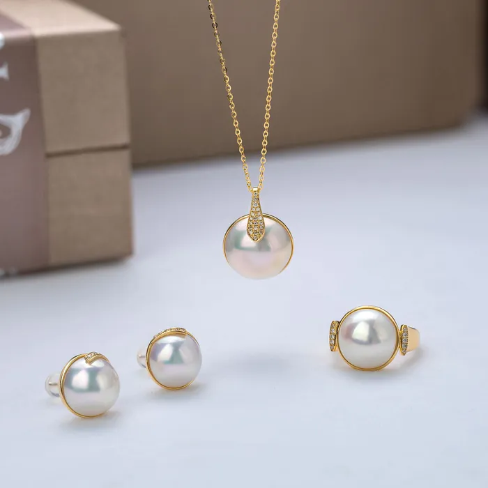 Rings Pearly Lustre 18K Diamond Edison Mabe Pearl Ring KR00059