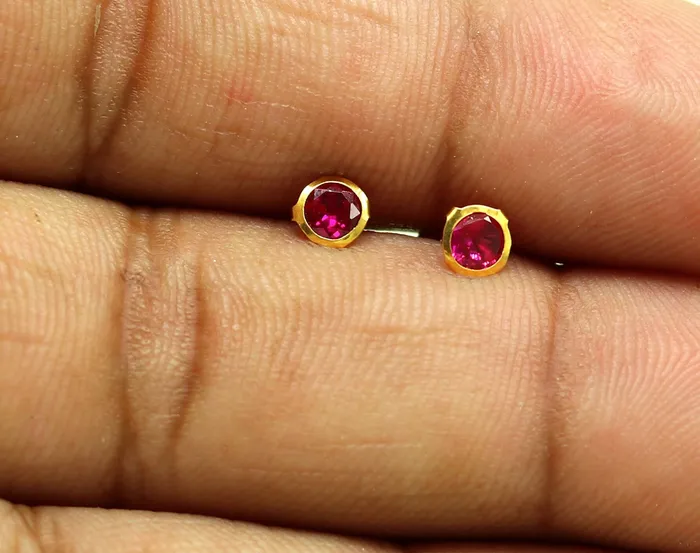 TRIBAL ORNAMENTS Earrings 4mm 18k yellow gold handmade fabulous red cubic zircon stone excellent antique vintage design stud earrings pair unisex jewelry er114