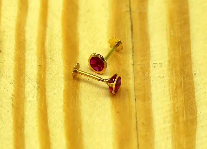 TRIBAL ORNAMENTS Earrings 4mm 18k yellow gold handmade fabulous red cubic zircon stone excellent antique vintage design stud earrings pair unisex jewelry er114